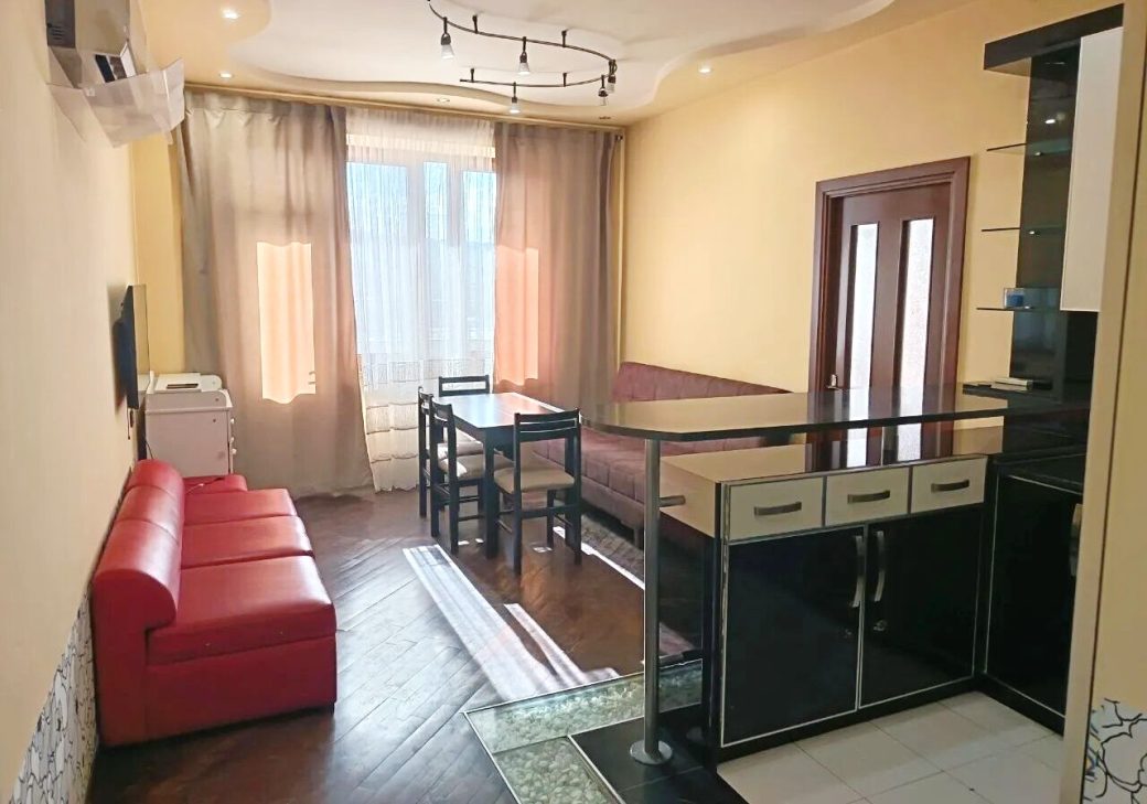 453866-3230697-crop