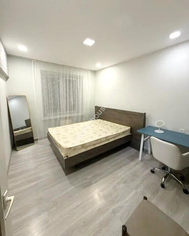 469417-3463584-crop