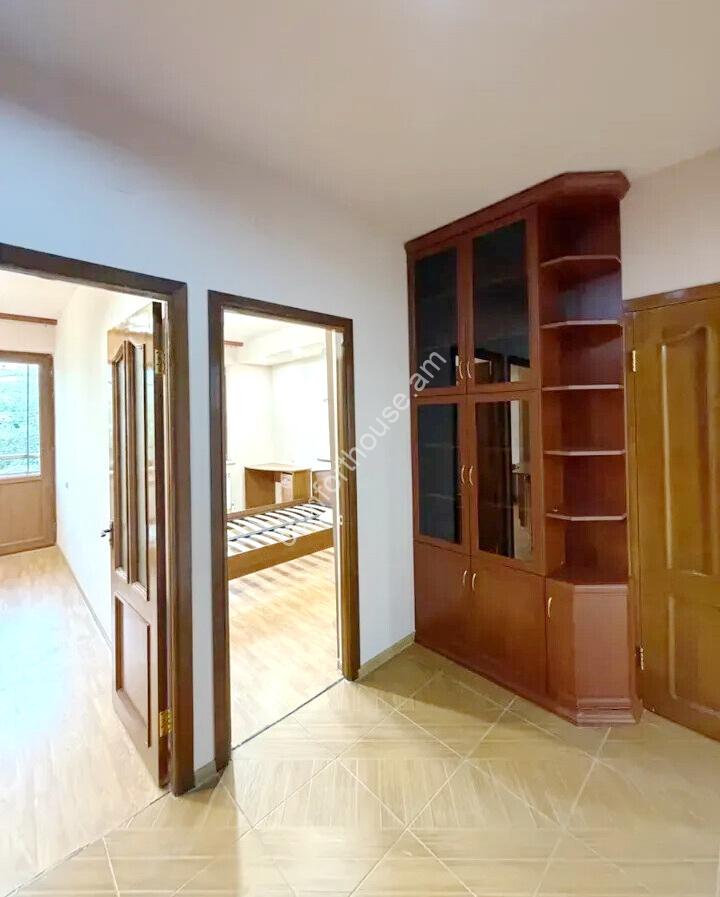 469848-3470245-crop