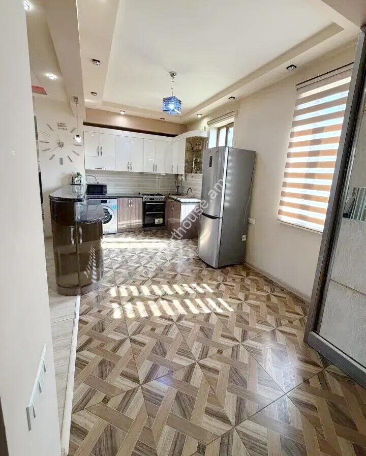 469892-3470887-crop